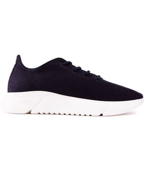 Omarm sportieve stijl en comfort met een geweten door de Rumex herensneakers van V.GAN te dragen tijdens je volgende run in het park of tijdens een wandeling door de stad. De sneaker in hardloopstijl is gemaakt van hoogwaardige veganistische materialen, waaronder een waterdicht, gebreid bovenwerk en een witte, voorgevormde buitenzool voor een lichtgewicht gevoel. Dit is ethische en vooruitstrevende mode op zijn best.