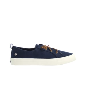 Pase al estilo náutico clásico con un toque de talento moderno con el vibre Sperry Crest Plimsolls de mujeres. Estos plimsolls modernos y cómodos son perfectos para adoptar un aspecto relajado y elegante, ya sea que pasee por la costa o explore las calles de la ciudad.

Características clave:

Diseño de inspiración náutica: The Crest Vibe Plimsolls se inspira en el icónico diseño de zapatos de botes de Sperry, con una silueta atemporal y de inspiración marítima. El aspecto clásico se mejora con un toque contemporáneo para una apariencia versátil y elegante.

El refrescante color azul: los plimsolls vienen en un color azul refrescante, que recuerda a los tonos del océano y al estilo de vida costero. El tono vibrante agrega un toque de color a su atuendo y complementa varios conjuntos casuales.

Estilo PLIMSOLL: los plimsolls de Vibe Crest cuentan con un diseño deslizante con Goring elástico, lo que permite una comodidad fácil y fuera de la conveniencia. Este estilo es perfecto para aquellos que prefieren una opción relajada y sin complicaciones.

Ajuste cómodo: Sperry prioriza la comodidad, y estos plimsolls ofrecen una plantilla acolchada y un forro suave para mantener los pies acogedores durante todo el día.

Construcción duradera: Sperry es conocido por su artesanía de calidad, y estos plimsolls están hechos para resistir el desgaste diario.

Suella externa que no marcaba: los PLIMSOLLS están equipados con una suela de goma que no se manifiesta que proporciona una excelente tracción en varias superficies sin dejar marcas antiestéticas.

Estilización versátil: The Crest Vibe Women's Blue Plimsolls se combina sin esfuerzo con una amplia gama de atuendos informales, haciéndolos adecuados para caminatas tranquilas, aventuras costeras o incluso salidas urbanas.