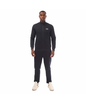 Heren Emporio Armani EA7 Tracksuit met volledige ritssluiting in marineblauw.- Jas:- Opstaande kraag.- Volledige ritssluiting.- Twee steekzakken.- Elastische manchetten en zoom.- Contrasterende EA7 logo op de borst.- Normale pasvorm.- 85% Katoen 15% Polyester.- Jogger:- taille met koord.- Twee zakken.- Contrasterende EA7 logo.- Normale pasvorm.- 85% Katoen 15% Polyester.- Ref: 8NPV671562