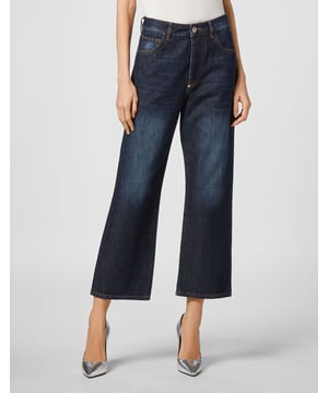 Pantalones de 5 bolsillos confeccionados en denim lavado a la piedra. Cierre de un solo botón metálico. La etiqueta de la marca está cosida en la parte trasera de la cintura. Corte: Loose.