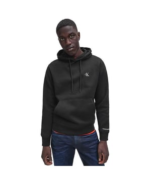 Marca: Calvin Klein Jeans  
Género: Hombre  
Tipo: Sudaderas  
Temporada: Otoño/Invierno  

DETALLES DEL PRODUCTO  
• Color: negro  
• Patrón: liso  
• Cierre: sin cierre  
• Mangas: largas  
• Cuello: capucha  

COMPOSICIÓN Y MATERIAL  
• Composición: -50% algodón -50% poliéster  
• Lavado: lavar a máquina a 30°