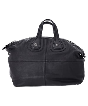 VINTAGE, NEUPREIS WIE NEU  
Präsentation der Givenchy Large Nightingale Satchel Handtasche aus luxuriösem schwarzem Ziegenleder – ein zeitloses Icon, das mühelos Raffinesse mit alltäglicher Praktikabilität verbindet. Hergestellt aus hochwertigem schwarzem Ziegenleder, bietet diese Handtasche eine glatte, flexible Textur, die Eleganz und Langlebigkeit ausstrahlt. Die charakteristische geschwungene Silhouette und das strukturierte Design machen sie sofort erkennbar, während das geräumige Innere sicherstellt, dass Sie all Ihre Essentials mühelos tragen können. Mit sowohl Obergriffen als auch einem abnehmbaren Schultergurt bietet diese vielseitige Satchel mehrere Trageoptionen für Komfort und Bequemlichkeit. Ob Sie ins Büro, zu einer Abendveranstaltung oder zu einem Wochenendausflug aufbrechen, die Givenchy Nightingale verleiht jedem Outfit einen Hauch von verfeinerter Luxus.

Givenchy Large Nightingale Satchel Handtasche aus schwarzem Ziegenleder

Zustand: Ausgezeichnet  
Abnutzungserscheinungen: Kein Einzelhandelsetikett, keine sichtbaren Gebrauchsspuren.  
Verpackung: Keine  
Farbe: Schwarz  
Material: Leder | Ziegenleder  
Größe: One Size | One Size  
Maße: Breite: 150; Höhe: 330; Länge: 490; Henkelabfall: 280; Gurtlänge: 560  
SKU: NAPPUFRBA439336W