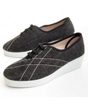 Hechas en España. Zapatilla confortable para mujer. Fabricada en los mejores materiales. Suela antideslizante. Cosido reforzado. Plantilla acolchada. Baja huella de carbono.