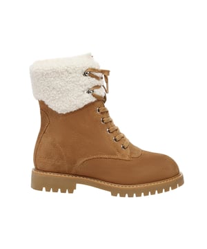 ¡Prepárate para el clima frío con estilo! Las botas Sittella Fashion Chunky cuentan con un interior de lana suave con un exterior de cuero y suela de esponja de goma. Con un cuello de lana en el tobillo y un diseño con cordones, estas botas estilo Marten son perfectas para el uso diario. Descripción: Parte superior de gamuza Cálido forro de lana de piel de oveja Suave Plantilla de lana de oveja Suela de goma Tecnologías: Water & Parte superior resistente a las manchas Suela exterior antideslizante