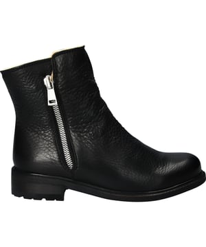 De QL05 is een mooi laarsje met rits voor dames. Deze laarsjes kenmerken zich door het minimalistische silhouet, het bovenwerk dat gemaakt is van een mooie kwaliteit leer en Goodyear gestikt is op de dress zool, de voering van 100% schapenvacht en een korte rits aan de buitenzijde van de laars.