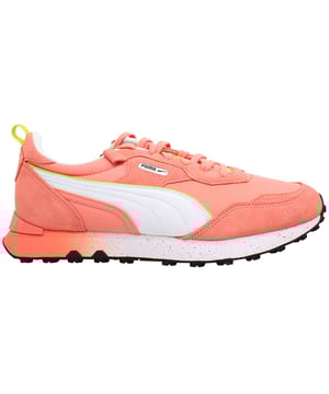 Zapatillas Puma x SpongeBob Rider FV para hombres en color rosa, una colaboración entre Puma y la querida serie animada Bob Esponja. Estas zapatillas combinan elementos de diseño icónicos con comodidad moderna, ofreciendo una adición única y llamativa a tu colección de calzado.

Características clave:

Colaboración con Bob Esponja: Presentando personajes y motivos icónicos de la serie Bob Esponja, estas zapatillas celebran el querido dibujo animado con estilo. Desde el mismo Bob Esponja hasta sus amigos e imágenes emblemáticas, estas zapatillas son imprescindibles para los fans del programa.

Silhouette Rider: Inspiradas en la clásica silueta Rider de Puma, estas zapatillas presentan un diseño retro con un giro moderno. La construcción robusta pero liviana proporciona comodidad y estilo para el uso diario.

Color rosa vibrante: Destaca entre la multitud con el atrevido y vibrante color rosa de estas zapatillas. El tono juguetón añade un toque divertido y energético a cualquier outfit, haciéndolas perfectas tanto para looks casuales como para athleisure.

Edición limitada: Como parte de una colaboración entre Puma y Bob Esponja, es probable que estas zapatillas estén en alta demanda y se ofrezcan en cantidades limitadas. No te pierdas la oportunidad de tener una pieza de esta icónica colaboración.

Añade un toque de diversión y nostalgia a tu colección de zapatillas con las Puma x SpongeBob Rider FV para hombres en color rosa. Combinando un diseño juguetón con comodidad moderna, estas zapatillas seguramente harán una declaración donde quiera que vayas.
