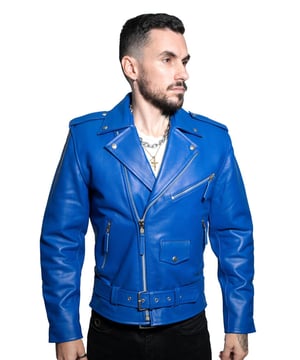 Dit strakke Brando-jack wordt gekenmerkt door de niet-gecentreerde YKK-ritssluiting aan de voorkant, gecombineerd met breed ingesneden revers. De flair van de jas komt naar voren door de epauletten met studs op de schouders en de handschoenmanchetten met ritssluiting, die ook een meer aanpasbare pasvorm bieden. Een riem van koeienhuid is over de taille aangebracht voor meer verstelbaarheid en de voering en buitenkant zijn voorzien van zakken met drukknopen en ritssluiting voor extra gemak. Dit iconische kledingstuk, verkrijgbaar in een reeks kleuren voor alle stijlen en smaken, is even veelzijdig als stijlvol. • Jack van premium koeienhuid in de klassieke Brando-stijl • Handschoenmanchetten met ritssluiting • Comfortabel nauwsluitend ontwerp • Asymmetrische YKK-ritssluiting aan de voorkant • Buitenvakken met drukknopen en ritssluiting • Verstelbare tailleriem • Schuine borstzak met ritssluiting • Zakken geïntegreerd in de voering van de jas • Brede inkeping vastgemaakte revers