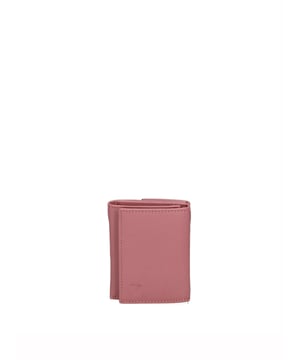 Cartera de hombre. El cierre es con botón de presión. Los bolsillos internos son tarjeteros y porta billetes. Los bolsillos exteriores son uno trasero con clip. Falta la correa para el hombro. Falta el mango. Hay un compartimento interno. El material exterior es 100% Piel Auténtica. Internamente está forrado en piel auténtica. Medidas: 8x10x3 cm. Producto de moda