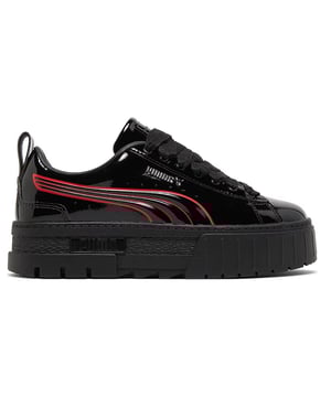 Los entrenadores negros "Catwoman" de Puma Batman X Mayze son una colaboración elegante y única entre Puma y la icónica franquicia de Batman. Estos entrenadores están inspirados en el personaje Catwoman y están diseñados para agregar un toque de sofisticación vanguardista a su colección de calzado casual. Aquí hay una descripción del Puma Batman X Mayze "Catwoman" Entrenadores negros femeninos junto con sus características clave:

1. Diseño elegante y audaz: estos entrenadores cuentan con un color negro elegante y audaz con detalles inspirados en Catwoman y marca PUMA. El diseño captura la esencia del estilo de Catwoman, combinando elementos deportivos con un toque de misterio y elegancia.

2. Colaboración con Batman: estos entrenadores son parte de una colaboración especial con la franquicia de Batman, lo que los convierte en una pieza única y coleccionable para los fanáticos de The Dark Knight y Catwoman.

3. Materiales premium: la parte superior de los entrenadores está construido con materiales de alta calidad para garantizar la durabilidad y la comodidad duradera. Los materiales se eligen por su capacidad para resistir el desgaste diario.

4. Fit cómodo: se prioriza la comodidad, y estos entrenadores ofrecen un ajuste cómodo para el uso diario. El collar acolchado y la plantilla acolchada proporcionan comodidad adicional durante largas caminatas o salidas casuales.

5. Estilo versátil: los entrenadores "Catwoman" son versátiles, lo que le permite combinarlos con una variedad de atuendos casuales, desde jeans hasta vestidos. Hacen una declaración de moda al tiempo que proporcionan la funcionalidad del calzado cómodo.

6. Detalles únicos: detalles inspirados en Catwoman, como el logotipo de Catwoman en la lengua y los sutiles acentos felinos, agregan un toque de carácter al diseño.

7. Solución exterior duradera: los entrenadores cuentan con una suela exterior duradera que proporciona tracción y estabilidad, haciéndolos adecuados para actividades diarias y entrenamientos ligeros.