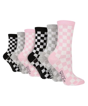 ¿Estás buscando un regalo para un amante de los animales? No busques más: ¡estos calcetines Wild Feet Ladies Cotton Rich Socks! Con una gran variedad de novedosos dibujos de animales, son el regalo perfecto para cualquiera a quien le guste mostrar su pasión por los amigos peludos. Disfruta de una gran comodidad y transpirabilidad con estos calcetines Wild Feet, fabricados con fibras de algodón suaves y transpirables. Perfectos para llevar durante todo el día, estos calcetines garantizan que tus pies se mantengan frescos y cómodos durante todo el día. Cada paquete de 3 incluye una mezcla de tres diseños divertidos y juguetones, que muestran una gama de motivos de animales novedosos que son perfectos para cualquier ocasión. Ya estés haciendo recados, trabajando o simplemente descansando en casa, estos calcetines te garantizan unos pies cómodos y con estilo. Elija entre una variedad de diseños divertidos y juguetones, como adorables conejos, astutos zorros, adorables gatos, coloridos loros, juguetones perros salchicha y zumbadoras abejas, ¡y mucho más! Estos calcetines están disponibles en varios colores, así que seguro que encuentras el complemento perfecto para cualquier conjunto. Wild Feet es una gama de calcetines con diseños chulos, motivos simpáticos y eslóganes extravagantes: ¡desde carlinos y pingüinos hasta leones y llamas! - Elige entre una amplia gama de estilos para hombre y mujer, desde calcetines tobilleros hasta calcetines deportivos. Incluso hay algunos de estilo deportivo. Hay 6 pares por paquete y vienen en talla única para señoras de la 4 a la 8 del Reino Unido. Están hechos de 61% algodón, 34% poliamida, 3% poliéster, 2% elastano y son lavables a máquina.