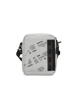 Bolso bandolera unisex. El cierre es con cremallera. Los bolsillos internos son uno abierto. Los bolsillos externos son uno frontal con cremallera. La bandolera es ajustable y extraíble en tejido. Falta el mango. Hay un compartimento interno. El material exterior es poliéster. Internamente está forrado en poliéster. Medidas: 5,5x6x19,5 cm. Producto de moda