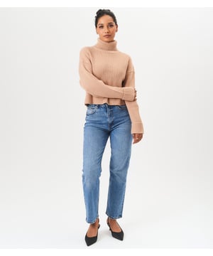 Mantente cómoda y a la moda esta temporada con nuestro Suéter Corto de Punto Grueso con Cuello Alto. Fabricado con materiales de alta calidad, este suéter te mantendrá abrigada y a la última. El cuello alto añade un toque de estilo, mientras que el punto grueso proporciona comodidad y durabilidad. Perfecto para llevar en capas o usar solo, este suéter será un básico en tu armario. Medida: Longitud aproximada - 60 cm.