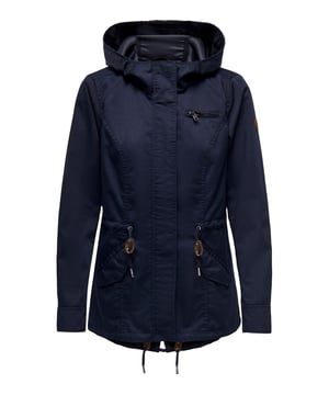 Der Only Parka für Damen verbindet Funktionalität mit femininer Eleganz und setzt einen neuen Standard in Ihrer Outdoor-Garderobe. Ein durchgehender, verdeckter Reißverschluss und ein Druckknopfverschluss an der Oberseite bieten optimalen Wetterschutz, während die Details dieses Parkas seinen einzigartigen Charakter unterstreichen. Die kleine Brusttasche mit Reißverschluss ist nicht nur praktisch, sondern auch ein modischer Blickfang.  Die beiden Seitentaschen sind perfekt platziert, um die Hände warm zu halten oder um wichtige Kleinigkeiten griffbereit zu haben. Dank des innenliegenden Kordelzugs an Taille und Saum kann der Parka individuell angepasst werden - für eine schmeichelhafte Silhouette oder einfach für mehr Komfort. Ein Badge am Oberarm verleiht dem Parka einen authentischen Touch und unterstreicht das Qualitätsversprechen der Marke Only.  Die große Kapuze schützt nicht nur vor unvorhergesehenen Wetterumschwüngen, sondern verleiht dem Gesamtdesign auch einen Hauch von Dramatik. Die Kapuzenärmel über den langen Ärmeln haben einen innovativen Schnitt und bieten zusätzlichen Schutz und Bewegungsfreiheit. Trotz seines robusten Aussehens ist der Parka überraschend leicht und verspricht ein angenehmes Tragegefühl, ohne zu beschweren.  Der kleine Schlitz am Rücken sorgt für zusätzliche Bewegungsfreiheit und verleiht dem Parka einen modernen Touch. Aus hochwertigen Materialien gefertigt, steht dieser Only Damenparka nicht nur für Langlebigkeit, sondern auch für einen hohen Tragekomfort, der Sie durch den Alltag begleiten wird. Dieses Kleidungsstück ist mehr als nur ein Parka; es ist eine zuverlässige Schicht, die Wärme, Komfort und unübertroffene stilistische Flexibilität bietet, perfekt für die modebewusste Frau, die Qualität und Eleganz zu schätzen weiß.