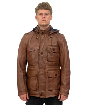 Dies ist eine moderne Interpretation des Trenchcoat-Stils, der im Ersten Weltkrieg aufgrund seiner langlebigen und schützenden Eigenschaften bei Soldaten beliebt wurde. Dieser Mantel verfügt über einen hohen Trichterkragen, der den Wind abhält, sowie eine abnehmbare Kapuze für zusätzlichen Schutz und Stil. Vier große Pattentaschen auf der Vorderseite der Jacke bieten zahlreiche Aufbewahrungsmöglichkeiten, die durch zwei zusätzliche Fächer im Mantelfutter erweitert werden. Epauletten sind auch auf den Schultern zu sehen, was eine weitere Anspielung auf die Tradition dieser Jacke als prominenter Militärstil ist. • 100 % hochwertiges, ultraweiches Nappaleder • Vier Außentaschen mit Klappe • Hoher Trichterkragen mit abnehmbarer Kapuze • In Schwarz und Holz gehalten Farbvarianten