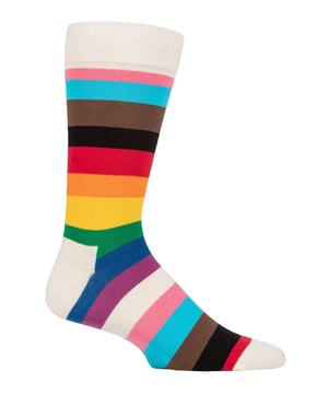 Happy Socks - Calcetines de orgullo para hombre y mujer¡Camina siempre con orgullo! Happy Socks tiene la misión de difundir el color, la creatividad y la libertad de expresión en todos los rincones del mundo. Estos calcetines suaves y cómodos son ideales para cualquier ocasión y para cualquier evento LGBTQ. Perfectos para el mes del orgullo¡ Quieres algo cómodo y super suave. Pues estos estupendos calcetines están hechos de un 86% de algodón peinado que garantiza suavidad y comodidad durante todo el día. También tienen el talón y la puntera reforzados, lo que significa que te durarán muchos años, ya que te proporcionan una durabilidad extra. El talón y la puntera reforzados significan que son lo suficientemente duraderos como para aguantar todas tus aventuras, especialmente durante el mes del orgullo, en el que estamos seguros de que estarás de pie todo el tiempo. Estos magníficos calcetines vienen en 2 diseños del orgullo diferentes, uno con rayas de colores LGBTQ por todas partes y el otro con los colores del orgullo y el logo "Happiness Everywhere". Ambos tienen diseños geniales en los pies, para que puedas mostrar tu apoyo al Orgullo con estilo.Happy Socks es una marca popular que proporciona unos calcetines de alta calidad que combinan diseños únicos y artesanía. Mikael Söderlindh y Viktor Tell tuvieron la visión de difundir la felicidad convirtiendo un artículo de uso cotidiano en una colorida pieza de diseño.Hoy, Happy Socks ha llegado a 90 países y a todos los continentes. Con Concept Stores en todo el mundo, desde Los Ángeles a Tokio, Happy Socks se puede encontrar en más de 10.000 boutiques de moda.Estos calcetines están hechos de 86% algodón, 12% poliamida, 2% elastano y vienen en 2 tamaños: Hombre 6-11 UK y Mujer 4-7 UK. Están disponibles en 2 diseños y son lavables a máquina.Extra Product DetailsHappy Socks Adult Novelty SocksSoft Combed Cotton1 Pair Per PackReinforced Heel & ToeGreat Pride DesignsAvailable In 2 StylesA Perfect Gift IdeaSoft & ComfortableHappy Socks Branded2 Size OptionsMachine Washable