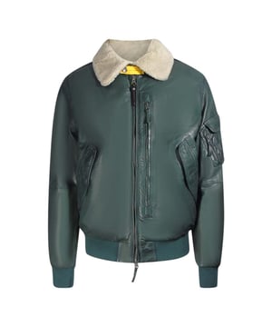 Blijf warm en stijlvol in de Parajumpers Green Coat. Deze luxe herenjas is gemaakt van lamsleer, met geisoleerde stof die warmte vasthoudt en beschermt tegen de elementen. Geef stijl niet op voor comfort - maak een statement! Bovenmateriaal: 100% leer, ritssluiting, kraag, groen leren jack