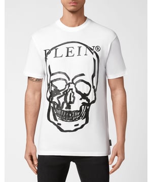 A design detail. See how it revamps this cotton jersey crewneck T-shirt. The iconic Skull print decorates this unisex creation. A saffian leather patch bearing the PP Hexagon is sewn on the yoke. Two needle stitching hems.