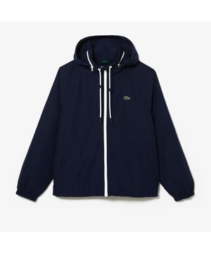 De essentiële bovenkleding in de Lacoste garderobe Klassieke Harrington pasvorm met korte lichaamslengte ontwikkeld om boven de heupen gedragen te worden Stof is behandeld om te beschermen tegen lichte regen Belangrijkste details : - Gecontrasteerde voering gemaakt met ruitjespatroon - Iconisch detail van rib ingezet in kraag. - Jas met ritssluiting - 2 klepzakken op de heupen gesloten dankzij zichtbare rubberen drukknopen - 2 rubberen drukknopen aan de kraag om de bovenkant van de jas te sluiten Extra functies : - 2 binnenzakken middenvoor aan beide zijkanten gesloten dankzij verborgen ritssysteem - Toon-op-toon ribboorden aan de binnenkant van de kraag en onderkant van het kledingstuk - Oogjes onder de armen Iconisch groen 132 gerecyclede hangerlus met merknaam 1 label met producteigenschappen aan de binnenkant van het kledingstuk 3 cm groene krokodil op de borst