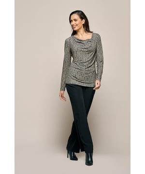 De Caitlin print top in taupe en zwart is een onmisbaar item voor je garderobe! Deze zachte en opvallende top heeft een unieke grafische dierenprint in taupe en zwart, die een modieus statement maakt. De asymmetrische watervalkraag zorgt voor een flatterende pasvorm, terwijl de mooie print je een trendy en zelfverzekerde uitstraling geeft. De top valt tot op de heup. Combineer moeiteloos met de Evanne broek in taupe voor een stijlvolle look die geschikt is voor elke gelegenheid. Voeg hakken en accessoires toe om je outfit compleet te maken, of draag de top casual met een jeans of een rok. De Caitlin print top is ook verkrijgbaar in een kobaltblauwe zigzagprint, een rode zigzagprint en effen navy.