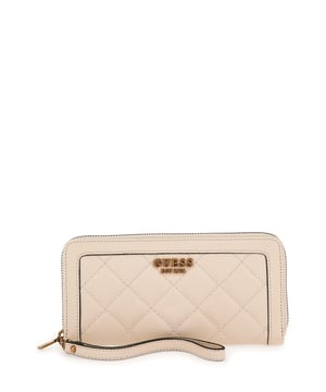 La clásica billetera Guess combina detalles elegantes y una construcción de calidad. No busques más, esta billetera confiable está hecha con un frente acolchado, cierre de cremallera, hardware en oro pálido y letras de logotipo metálico. Varios espacios para tarjetas de crédito y billetes hacen que esta billetera sea ideal para organizar tus esenciales. Incluye una caja de regalo Guess.