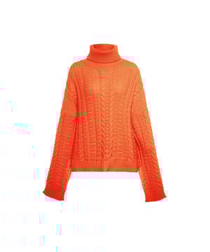 Deze gebreide trui heeft een klassiek coltrui-ontwerp en ingewikkelde kabelbreisels voor extra textuur en visuele aantrekkingskracht. De geribde zoom, manchetten en kraag zorgen voor een comfortabele pasvorm, terwijl het relaxte silhouet voor comfort zorgt. Dankzij het hoogwaardige vakmanschap en de warme stof is dit kledingstuk perfect om gezellig en stijlvol te blijven.  Pullover trui