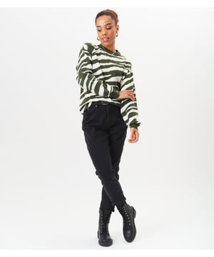 Libera un lado salvaje y elegante con nuestro jersey extragrande con estampado de cebra. Con un atrevido estampado de cebra y un ajuste extragrande, este jersey es perfecto para hacer una declaración de moda sin dejar de estar cómodo. Mejora tu guardarropa y destaca entre la multitud con esta pieza única.MedidaAprox. longitud-75 cm