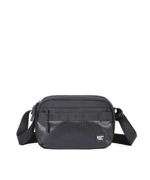 Bolso bandolera unisex. El cierre es con cremallera. Los bolsillos internos son uno abierto. Los bolsillos externos son uno frontal con cremallera. La bandolera es ajustable en tela. Falta el mango. Hay un compartimento interno. El material exterior es poliéster. Internamente está forrado en poliéster. Medidas: 24x7,5x16 cm. Producto de moda