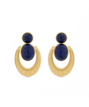 Euwil-Ohrringe aus natürlichem Lapislazuli in 18 Karat Gelbgold. Der Boho-Stil ist eine freigeistige Ästhetik, die verschiedene Kulturen und künstlerische Ausdrucksformen in einem eklektischen Stil mit einem Schwerpunkt auf organischen Elementen und der Natur verbindet.