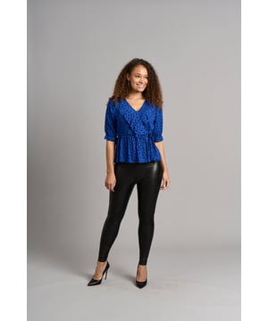 ¡
Divertido y coqueto, este favorecedor top elevará cualquier conjunto. El elegante escote de volante, la manga 3/4 elástica y la falda peplum crean una silueta ultrafemenina. Esta prenda atemporal se puede llevar con unos vaqueros o con unos leggings de piel vegana. El top Jasmin te llevará del día a la noche.
95% Viscosa 5% Elastano
Lavar a máquina a 40°