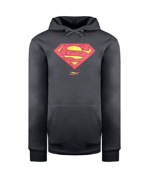 La sudadera con capucha Reebok x DC Superman Men's Dark Graphite es una llamativa prenda de moda que combina a la perfección el mundo del diseño de inspiración atlética con el legendario emblema de Superman. Esta sudadera con capucha no solo demuestra tu amor por el Hombre de Acero, sino que también te garantiza comodidad y estilo.

Características principales:

 Diseño inspirado en el superhéroe:  La sudadera con capucha presenta el logo de Superman, reconocible al instante, que celebra la fuerza y el heroísmo del legendario personaje de DC Comics. El color grafito oscuro complementa el emblema, creando un look llamativo y atrevido.

 Tejido cómodo:  Confeccionada con una mezcla de materiales de alta calidad, esta sudadera con capucha ofrece un tacto cómodo y suave sobre la piel, manteniéndote cómodo y relajado durante todo el día.

 Capucha con cordones:  La capucha ajustable con cordones te permite personalizar el ajuste y añade un elemento informal e inspirado en el streetwear a tu atuendo.

 Bolsillo canguro:  El bolsillo canguro delantero cumple una función funcional y elegante a la vez, ya que ofrece un espacio práctico para mantener las manos calientes o guardar pequeños objetos esenciales.

 Puños y bajo de canalé:  Los puños y el dobladillo acanalados garantizan un ajuste seguro, ayudan a conservar el calor y hacen que esta sudadera con capucha sea adecuada para el tiempo más fresco.

 Marca Superman:  El prominente emblema de Superman en la sudadera muestra con orgullo tu admiración por el Hombre de Acero y añade una estética moderna e inspirada en la cultura pop.

 Estilo versátil:  Esta sudadera con capucha es ideal para la ropa informal, el estilo callejero o para mostrar tu amor por Superman. Combina sin esfuerzo con vaqueros, joggers o pantalones cortos, dándote la flexibilidad de crear diferentes looks.

 Construcción de calidad:  Reebok es famosa por sus productos de alta calidad, y esta sudadera con capucha está fabricada para soportar un uso regular, manteniendo su aspecto elegante con el paso del tiempo.