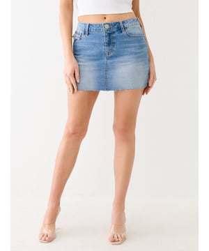 The Sadie Raw Hew Mini Skirt is ready for sunny days. This denim skirt features a mid-rise waist, zip fly, whiskering, and single needle stitching. Finished with horseshoe detailing on the back flap pockets and a raw-cut hem