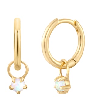 Do you like stylish jewelry that can be worn in a variety of ways? Then these pretty hoop earrings from the Glanzstücken München label are an excellent choice. Thanks to the clever hook design, you can switch between two wearing options - as a purist hoop or with a mysterious, shimmering opal hanger that is simply pushed loosely onto the hoop. The hoop earrings and pendants are made of 925 sterling silver and finished with warm, shiny yellow gold - a must-have for all fans of the classic gold nuance. Practical folding fasteners ensure the best wearing comfort and quick putting on and taking off.