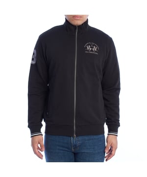 Martina-Sweatshirt mit durchgehendem Reißverschluss.

 Erneuern Sie Ihre Garderobe mit einem Herren-Sweatshirt, das sportlichen Stil und lässige Eleganz vereint. Entwickelt für diejenigen, die sich durch einzigartige Details und hochwertige Materialien auszeichnen möchten.

 Einzelheiten:

 - Hergestellt aus hochwertiger Baumwolle.
 - Design mit Reißverschluss vorne, praktisch und einfach zu bedienen.
 - Gerippter hoher Kragen, ideal zum Schutz vor Kälte.
 - Offene Seitentaschen.
 - Stickerei auf der Brust mit dem Markenlogo.
 - Auf dem Ärmel aufgestickte Nummer „3“, inspiriert vom sportlichen Stil des Polos.
 - Gerippte Ärmelbündchen mit eleganten Kontraststreifen.

 Ein vielseitiges Herren-Sweatshirt, das ein elegantes Design und den Komfort von Baumwolle vereint. Perfekt, um jedes Freizeitoutfit zu ergänzen und gleichzeitig einen einzigartigen und zeitlosen Stil zu genießen.
 Komposition: 100% Baumwolle
 Pflege:
- Maximal bei 30°C waschen.
 - Verwenden Sie ein mildes Reinigungsmittel.
 - Verwenden Sie keine Bleichmittel oder Bleichmittel.
 - Bei niedriger Temperatur trocknen.