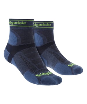 Bridgedale - Men's Merino Wool Lightweight Ankle Sport SocksPara corredores serios a los que les gusta explorar los senderos del mundo a un ritmo más rápido. Los calcetines Trail Run Ultralight Merino Ankle Sport Sock tienen una micro amortiguación específica T2 combinada con una ventilación extra para conseguir el equilibrio perfecto entre protección y comodidad en los terrenos más duros. La tecnología Merino Sport Fusion proporciona un acolchado resistente, evacuación de la humedad, control del olor y una durabilidad excepcional en los senderos. Las fibras de lana Merino también los hacen extra suaves y cómodos. El ajuste Sport Fit proporciona una compresión de apoyo para la estabilidad y el equilibrio alrededor del tobillo y la parte media del pie, y el puño Zero Debris proporciona un ajuste ceñido ampliado para evitar que entre la suciedad, lo que significa que el calcetín no se deslizará hacia abajo ni se amontonará en el calzado. La puntera natural es ancha y sin restricciones, lo que permite que los dedos se abran al correr, y la costura reforzada evita las roturas y los desgarros al descender. Construidos sobre una estructura de LYCRA® y fijados mediante nuestro proceso ThermoFit que garantiza que el calcetín recupere su forma y tamaño originales después de cada lavado. Estos calcetines están hechos de 64% Nylon / Poliamida, 33% Lana Merino, 3% Lycra® / Elastano y vienen en 3 colores diferentes: Negro, Azul y Gunmetal. Están disponibles en 3 tallas: Medium (6-8.5 UK), Large (9-11.5 UK), X-Large (12+ UK) y son lavables a máquina.Extra Product DetailsBridgedale Men's Sport SocksMerino Wool FibresOverfoot VentilationFlat Toe SeamsGreat For Running¾ Ankle LengthMoisture Wicking3 Colour OptionsComfy Toe GuardAdvanced Padding SystemNatural Toe SpreadAntiShock Cushioning3 Sizes AvailableMachine Washable