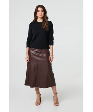 Get a classic look in this slim jumper. It has an embroidered texture on the front, long sleeves and a flattering hip length hem. For an effortless professional outfit, pair with a midi skirt or fitted trousers. This top is also made from a breathable viscose blend.