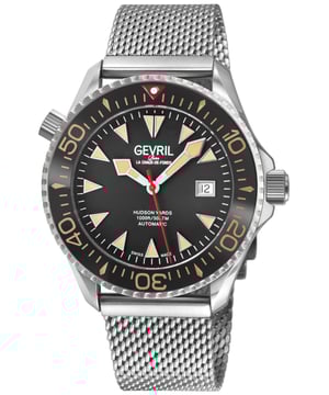 El reloj automático Gevril 48832B Men's Hudson Yards es una obra maestra que combina diseño y funcionalidad. Parte de la Colección Divers, se inspira en el vibrante lado oeste de Manhattan. Con siete estilos distintivos, se adapta tanto a la exploración bajo el agua como a la alta gastronomía. Las esferas del reloj están disponibles en negro clásico, verde vibrante o azul de buceador, emparejadas con acero inoxidable dorado o plateado. Alimentado por los movimientos automáticos suizos de Sellita, cuenta con una resistencia al agua de hasta 300 metros y una válvula de liberación de helio.

La pulsera, que recuerda a una vía de tren bien trazada, es duradera y elegante. Marcadores luminosos y un bisel giratorio de cerámica añaden un toque de estilo. Este reloj trasciende de las profundidades oceánicas a los altos Michelin, epitomizando la opulencia y la funcionalidad. Las características clave incluyen una caja de acero inoxidable de 43 mm, bisel de carburo negro, función de fecha/día, fondo de caja de exhibición y una pulsera de extensión de buceo de dos tonos IPYG. Con cristal de zafiro anti-reflejante, es resistente al agua hasta 300 metros, impulsado por el movimiento automático suizo Sellita SW220-1.