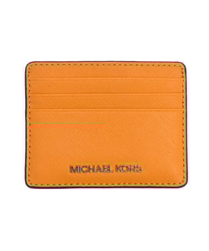 Tarjetero Michael Kors.
Forma rectangular.
Compartimentos para tarjetas o billetes plegados.
Ventana de identificación transparente.
Forro interior con estampado del nombre de la firma consecutivamente.
Costuras vistas a tono.
Aplicación del nombre de la marca en metálico.
Fabricado con cuidado y detalle, este tarjetero es el accesorio perfecto para cualquier mujer.
 Medidas: 10 cm (anch.) x 8 cm (alt.)
 Composición: 100% Cuero
 Cuidados:
Limpiar con un paño húmedo.