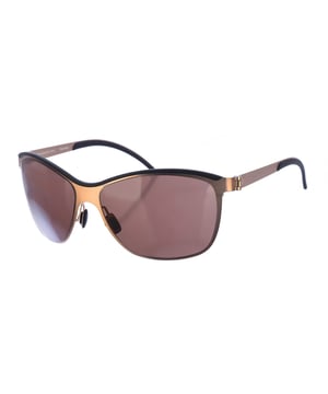Gafas de sol con montura metalica.
Forma ovalada.
Patillas de fino acero extremadamente flexible de solo 0,5 mm de grosor, acabadas en acetato.
100% Protección UV.
Cristales antirreflejo.
Incluye: Todos nuestros productos se envían en el interior de su estuche original.
 Medidas: Alto lente: 46 mm. Ancho lente:61 mm. Puente: 15 mm. Patillas: 130 mm.
 Composición: Metal
 Cuidados:
Limpiar las gafas con agua y jabón.
- No utilice paños sucios o abrasivos, que puedan alterar las características de los filtros.
- Utilice solo accesorios y repuestos originales.