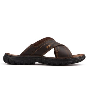Experimente la sofisticación del verano con las sandalias para hombre Lotus Mikey. Estas chanclas de cuero marrón de primera calidad cuentan con costuras artesanales y una suela de goma para dar pasos seguros. La cómoda plantilla ofrece comodidad durante todo el día, perfecta para paseos por la playa o por la ciudad. Lotus Mikey combina un estilo sencillo con comodidad para días soleados y noches cálidas.