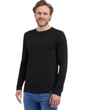 Das Herren Longsleeve 'ZAKI' von ragwear ist ein vielseitiges Basic-Teil, das sich durch seinen Rundhalsausschnitt und die langen Ärmel auszeichnet. Die melierte Optik verleiht ihm eine trendige Note, während der Regular Fit für optimalen Tragekomfort sorgt. Abgerundet wird das Design durch die charakteristischen Label-Patches, die den authentischen ragwear-Stil unterstreichen. Ideal für den modebewussten Mann, der auf Qualität und Stil Wert legt.