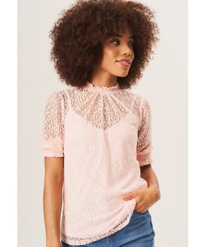 Erhöhen Sie Ihren Stil mit unserer schwarzen High Neck Lace Loose Fit Bluse. Dieses schicke Oberteil kombiniert einen trendigen hohen Halsausschnitt und zarte Spitzendetails für einen modischen Look. Die lockere Passform ermöglicht einen bequemen und mühelosen Tragekomfort und macht es zu einem Must-Have für jede stilvolle Garderobe.