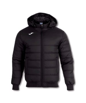 Especificaciones: Chaqueta deportiva estilo bomber acolchada confeccionada en tejido sintético con bajo y puños de punto elástico, capucha desmontable y cuello ajustable con cordón. La prenda también presenta el logo bordado en el pecho, bolsillos laterales y bolsillo interno con cierre de cremallera.