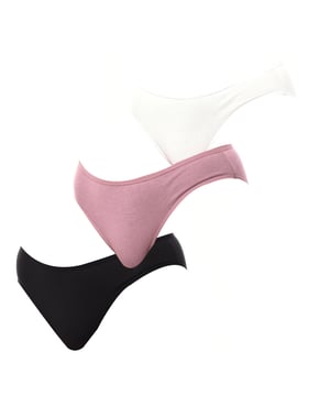Discover absolute comfort with this pack of 3 cotton panties from the Kiss&Love brand.

 Made from soft, breathable cotton, each pair of panties keeps you fresh and comfortable all day long.

 The varied designs, with a selection of assorted colors and fun prints, add a touch of unique style to your everyday lingerie.

 These panties adapt perfectly to your silhouette, offering a comfortable and flexible fit that moves with you.

 Ideal to feel good and stylish on any occasion.

 Choose style, quality and comfort with Kisses&Love!
 Composition: 95% Cotton, 5% Elastane
 Care:
- Machine wash at a maximum of 30ºC.
 - Do not use bleach.
 - Air dry or tumble dry low.
 - Do not iron.
 - Avoid the use of fabric softeners