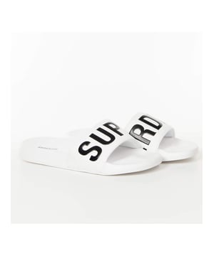 Superdry Classic Big Logo Pantoletten Herren Weiß Gummi. Authentischer Schuh von der Marke Superdry – Streetwear/Sportswear-Design von Superdry – Superdry für Herren, ideal für den Alltag – Die weißen Pantoletten von Superdry passen perfekt zu Ihrer restlichen Garderobe – Bequemer Gummi-Material – Klassische Schnalle – Großes klassisches Logo – Synthetisch