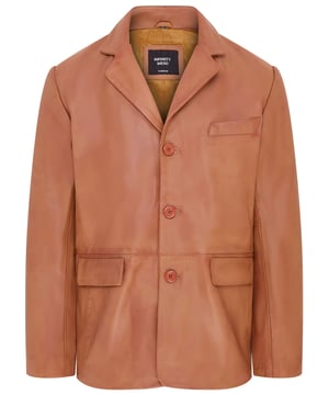 Een geweldige keuze voor het samenstellen van een verfijnde look voor meer formele gelegenheden, dit blazerjack is gemaakt van ons premium volnerf nappaleer. Met een enkele borst- en klepzakken op de taille heeft dit jack de traditionele gekoesterde kenmerken. Dit jack is ook ontworpen in een slank silhouet, zoals gebruikelijk is voor Europese drieknoopsjacks, en is ingesnoerd in de taille om de perfecte pasvorm te bereiken. Vier knopen op elke open manchet en een enkele split op de achterkant van het jack zijn ook geïntroduceerd om comfort en een ideale pasvorm te garanderen. Voor styling is onze aanbeveling om de regel "soms, altijd, nooit" te volgen voor het vastmaken van de drie knopen om de beste look te bereiken. • 100% Premium ultrazacht nappaleer • Enkelrijs, drieknoops formeel blazer • Vier knopen op elke manchet en enkele split op de achterkant van het jack
