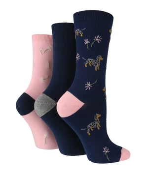 Of het nu voor iemand anders is of om jezelf te trakteren, deze katoenen sokken in de geschenkdoos van Wild Feet zijn het perfecte cadeau voor iedereen! Deze Wild Feet-sokken zijn gemaakt met katoenvezels, waardoor ze zeer ademend en comfortabel zijn om de hele dag te dragen! Elke boxset heeft een mix van drie ontwerpen, met twee paar met nieuwe motieven en een effen kleurstijl, handig voor alle gelegenheden. Deze sokken zouden een geweldige kousvuller zijn! Ze zijn er in verschillende ontwerpen en kleuren voor elk wat wils. Kies uit konijnen, poedels, walvissen en nog veel meer, we denken dat je er dol op zult zijn! Deze reeks sokken wordt geleverd in een set van 3 en is gemaakt van 76% katoen, 22% polyamide en 2% elastaan. Ze zijn dames maat 37-42 EU. Ze zijn ook machinewasbaar.