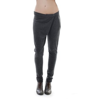 Un detalle asimétrico y cruzado aporta un toque moderno a estos pantalones slouchy de 2-Young. Fáciles de llevar, con un corte relajado de pierna de zanahoria y confeccionados en un tejido acogedor, estos pantalones se convertirán en tus favoritos durante los meses más fríos. Bolsillo inclinado con cremallera en la cadera. Lengüeta alargada, cierre con doble botón y bragueta con cremallera.