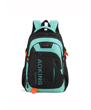Mochila unisex. El cierre es con cremallera. Los bolsillos internos son uno abierto. Hay tres bolsillos externos con cremallera y dos laterales abiertos. Falta la correa para el hombro. El asa es de tela. Hay un compartimento interno. El material exterior es poliéster. Internamente está forrado en poliéster. Medidas: 33x47x21 cm. Producto de moda