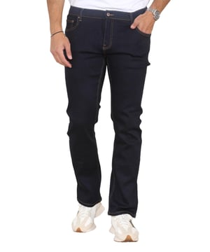 MYT Heren jeans met rechte pijpen, normale pasvorm en hyperstretch. Binnenbeenlengte 32 inch. Deze jeans met rechte pasvorm benadrukt je beste vorm en comfort en is voorzien van betere stretchtechnologie. 2 achterzakken, 2 voorzakken en één muntzakje. Knoopsluiting, merkknopen en klinknagels. Gemerkt pu-leer taillelabel.