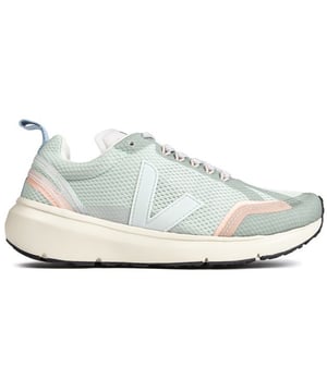 Las zapatillas de deporte veganas Condo 2 Alveomesh de color verde pálido de Veja ofrecen una opción elegante y respetuosa con el medio ambiente para realizar tus actividades diarias. Fabricado con materiales de origen sostenible. El zapato presenta un forro de pu expandido y algodón orgánico y una parte superior cómoda con un gran logo en V en el costado y el logo de Veja grabado en la lengüeta.